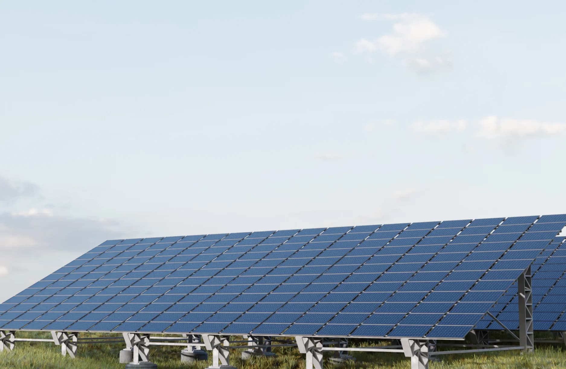 Photovoltaik-Freiflächenanlage vor hellem Himmel